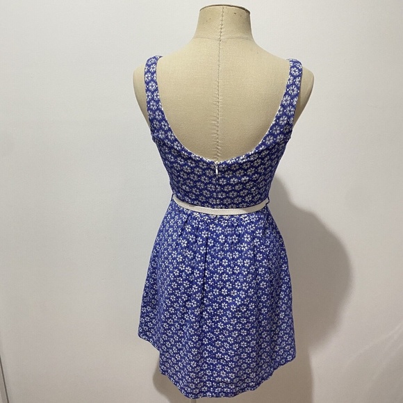 Review 8 Dress Blue White Lace Flowers Fit & Flare Sweetheart Neck Belt - Picture 5 of 7